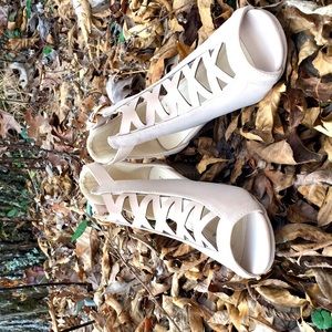 It doesn’t have that much of a heel and it has very good fabric.